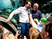 Lega-Chef Salvini wird im norditalienischen Monza von Journalisten belagert: Seine Parteianhänger stimmen nun über eine Regierungsbeteiligung ab. (Bild: KEYSTONE/AP ANSA/MATTEO BAZZI)