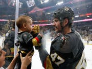 Luca Sbisa (rechts) ist mit den Vegas Knights kaum mehr zu stoppen (Bild: KEYSTONE/AP/JOHN LOCHER)