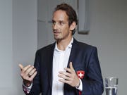 Eishockey-Nationaltrainer Patrick Fischer - im Bild an einer Medienkonferenz vor dem Spengler Cup - blickt vor der WM kritisch auf die Olympischen Spiele zurück (Bild: KEYSTONE/SIGGI BUCHER)
