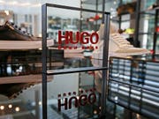 Ein wieder anziehendes Geschäft in den USA und mehr Online-Verkäufe stimmen den Edelschneider Hugo Boss optimistisch für das laufende Jahr. (Bild: KEYSTONE/EPA/RONALD WITTEK)