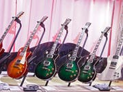 Die E-Gitarren von Gibson wird es bald vielleicht nicht mehr geben - die Firma hat Gläubigerschutz beantragt. (Bild: KEYSTONE/EPA/LARRY W. SMITH)