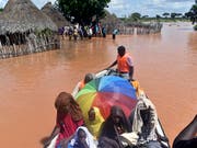 Dorfbewohner im Delta des Tana-Flusses werden nach den heftigen Regenfällen evakuiert. (Bild vom 27. April) (Bild: KEYSTONE/AP/ANDREW KASUKU)