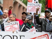 Gewerkschaften aus über zehn Ländern demonstrieren vor dem Haupteingang des Casinos in Zug, wo die Glencore-Generalversammlung stattfindet. (Bild: KEYSTONE/ALEXANDRA WEY)