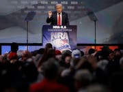 Donald Trump spricht an einem NRA-Treffen im Mai 2016 - damals noch als Präsidentschaftskandidat. Die Waffenlobby war ein wichtiger Spender für Trump während des US-Präsidentschaftswahlkampfs 2016. (Bild: Keystone/AP/MARK HUMPHREY)
