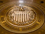 Die US-Notenbank Federal Reserve hat den Leitzins unverändert gelassen. Wie die Fed am Mittwoch in Washington nach einer Sitzung ihres für den Zins zuständigen Ausschusses mitteilte, bleibt die Rate auf dem Niveau zwischen 1,5 und 1,75 Prozent. (Bild: KEYSTONE/AP/ANDREW HARNIK)