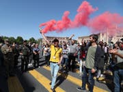 Anhänger des armenischen Oppositionsführers Nikol Paschinjan demonstrieren auf einer Strasse in Eriwan. Paschinjan, dessen Wahl zum Ministerpräsidenten am Dienstag gescheitert war, rief zu massenhaftem zivilem Ungehorsam auf. (Bild: Keystone/EPA/ZURAB KURTSIKIDZE)