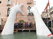 Die monströsen Kinderhände, welche das Hotel "Ca' Sagrada" stützen, müssen weg. Obwohl der Künstler Lorenzo Quinn, Sohn des Schauspielers Anthony Quinn (1915-2001), sein Werk der Stadt Venedig schenkte, drängt die Stadt auf dessen Entfernung. Eine andere Stadt zeigt sich interessiert. (Bild: Keystone)