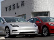 Elektroauto-Hersteller Tesla weitet Quartalsverlust aus - der Geschäftsausblick besonders bei dem Hoffnungsträger-Produkt des Konzerns, Model 3, hellt sich allerdings auf. (Bild: KEYSTONE/AP/DAVID ZALUBOWSKI)