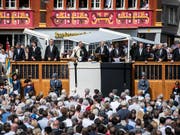 Die Appenzell Innerrhoder Landsgemeinde vom 29. April hiess einen 41-Millionen-Kredit für einen Spital-Neubau gegen starken Widerstand gut. Gegner kritisierten Landammann Daniel Fässler (am Rednerpult) für dessen Versammlungsführung. Die Regierung weist die Vorwürfe im Nachhinein zurück. (Bild: KEYSTONE/PATRICK HUERLIMANN)