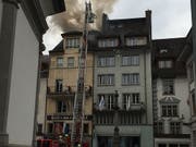 Im Hotel Schlüssel in der Altstadt in Luzern ist ein Feuer ausgebrochen. (Bild: David Kunz / SDA)