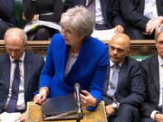 Theresa May stellt sich im britischen Unterhaus den kritischen Fragen zu den Brexit-Verhandlungen - auch aus der eigenen Partei. Einige Tories fordern den härtest möglichen Ausstieg aus der EU und setzen die Premierministerin damit unter massiven Druck. (Bild: KEYSTONE/AP PA)