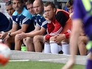 Pavel Pergl, zweiter von rechts, im August 2015 auf der Ersatzbank des FC Vaduz (Bild: KEYSTONE/PETER SCHNEIDER)