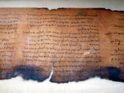 Neue Technologien offenbarten bisher unsichtbare Schriftzeichen auf den Schriftrollen aus Qumran. (Bild: KEYSTONE/AP/STEPHEN J. CARRERA)