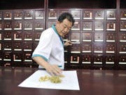 Ein chinesischer Pharmazeut bereitet Traditionelle Chinesische Medizin vor. Die Arzneimittel aus anderen Kulturkreisen können hochaktive Substanzen mit gefährlichen Nebenwirkungen enthalten, wie Forschende der Universität Basel herausgefunden haben. (Bild: KEYSTONE/EPA/WU HONG)