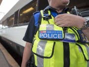 Hooligans haben in einem SBB-Fanzug zwei Zugbegleiter und zwei Bahnpolizisten verbal und körperlich bedroht. (Symbolbild) (Bild: Keystone/URS FLUEELER)