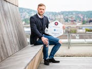 Fredrik Pettersson zeigt seine Auszeichnung (Bild: KEYSTONE/PATRICK HUERLIMANN)