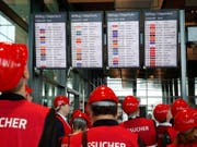 Besucher des neuen Flughafens in Berlin vor rund einem Jahr. Im kommenden Herbst ist nun endlich um Jahre verzögerte Eröffnung des neuen deutschen Hauptstadt-Airports geplant. (Bild: Keystone/EPA/FELIPE TRUEBA)