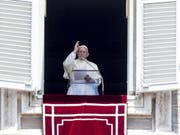 Papst Franziskus segnet die Gläubigen auf dem Petersplatz nach dem Regina-Coeli-Gebet: Besörgt äusserte er zu zu Pfingsten über die Lage im Nahen Osten und in Venezuela. (Bild: KEYSTONE/EPA ANSA/ANGELO CARCONI)