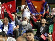 Wie ein Messias wurde der türkische Präsident Erdogan an der Wahlveranstaltung in eigener Sache in Sarajevo gefeiert - immerhin im europäischen Ausland, in der Hauptstadt von Bosnien-Herzegowina. (Bild: KEYSTONE/EPA/FEHIM DEMIR)