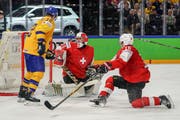 Johan Larsson (links) gegen Torhüter Leonardo Genoni und Raphael Diaz. Bild: Andy Müller/Freshfocus (Kopenhagen, 20. Mai 2018)