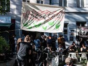 Hausbesetzer in Berlin protestieren gegen steigende Mieten. (Bild: KEYSTONE/AP dpa/PAUL ZINKEN)