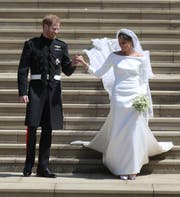 Meghan Marke trug ein schlichtes Brautkleid. Entworfen hat es die britische Chefdesigner des französischen Modehauses Givenchy, Clare Waight Keller. (Bild: Jane Barlow/pool photo via AP)