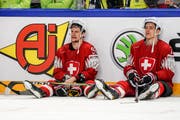 Gaetan Haas (links) und Enzo Corvi sitzen nach dem Spiel enttäuscht an der Bande. Bild: Andy Müller/Freshfocus (Kopenhagen, 20. Mai 2018)