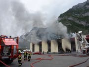 Starker Rauch, aber offenbar keine Chemikalien in der Umwelt: Brand im Industriegebiet von Mels. (Bild: Kapo SG)