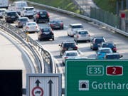 Nach einem nur rund zehnstündigen Unterbruch hat sich am Pfingstsonntag bereits wieder eine stehende Autokolonne vor dem Gotthard-Nordportal gebildet. (Bild: KEYSTONE/URS FLUEELER)