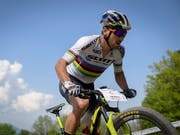 Nino Schurter schlägt in Albstadt mit seinem 27. Weltcupsieg zurück. (Bild: KEYSTONE/GIAN EHRENZELLER)