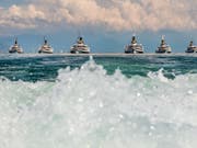Choreografie zu Wasser: Die Dampfschiffe der Flotte "Belle Epoque" am Sonntag auf dem Genfersee. (Bild: KEYSTONE/JEAN-CHRISTOPHE BOTT)