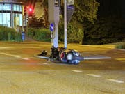 Ein Motorradfahrer hätte gerne auf die Polizei verzichtet: Ein Fluchtversuch nach einem ersten Sturz misslang, weil er auf einen Randstein fuhr und erneut stürzte. (Bild: Stadtpolizei St. Gallen) (Bild: Stadtpolizei St. Gallen)