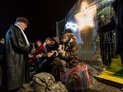 Ein Herz für Benachteiligte: Pfarrer Ernst Sieber begrüsst 2012 Obdachlose und Gäste im Zürcher Pfuusbus. (Bild: KEYSTONE/ALESSANDRO DELLA BELLA)