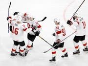 Jubel auf und neben dem Eis: Das Schweizer Nationalteam verbessert sich dank dem Einzug in den WM-Final in der Weltrangliste um eine Position auf Platz 7 (Bild: KEYSTONE/SALVATORE DI NOLFI)