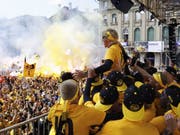Erster YB-Meistertitel seit 32 Jahren: Torhüter Marco Wölfli wird von seinen Teamkollegen an der Meisterfeier hochgehoben. (Bild: Keystone/PETER KLAUNZER)
