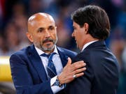 Vor dem dramatischen Match noch höflich miteinander: Inters Coach Luciano Spalletti (links) und Lazios Trainer Simone Inzaghi (Bild: Keystone/AP/Angelo Carconi)