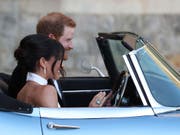 Mit Ring von Lady Diana am Finger: Meghan Markle mit ihrem Mann Prinz Harry auf dem Weg zur privaten Hochzeitsparty auf Schloss Windsor. (Bild: KEYSTONE/AP PA/STEVE PARSONS)