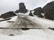 Ein Schneerutsch hat am Pfingstsonntag am Klausenpass zwei Autos mitgerissen. (Bild: Kantonspolizei Uri)