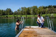 Ein Badegast spricht mit dem Rotsee-Bademeister Patrick Widmer | Bild: Philipp Schmidli (Ebikon, 19. April 2018)