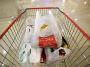 Die EU-Kommission schlägt eine Steuer auf Plastik vor, um den Verpackungsabfall zu reduzieren. (Bild: KEYSTONE/EPA/MAST IRHAM)