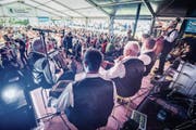 An den Tischen im Festzelt fand sich kein freier Platz mehr. (Bild: Reto Martin)