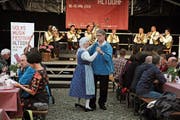 Zur Musik der der Bandella di Bedano aus dem Tessin wurde auch getanzt. (Bild: Urs Hanhart, Altdorf, 19. Mai 2018))