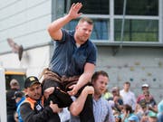 Als wäre er nie weg gewesen: Matthias Glarner lässt sich in Interlaken als Sieger feiern (Bild: KEYSTONE/PETER SCHNEIDER)
