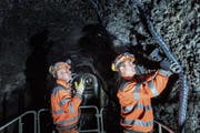 Damit es im Tunnel der Mühleggbahn künftig nicht mehr tropft, montieren Spezialisten ein System für die Entwässerung. (Bilder: Michel Canonica)