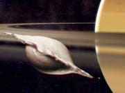Entstehung von Atlas, einem der kleinen, inneren Monde des Saturns. Seine flache, ravioliartige Form kam bei der Kollision und Verschmelzung zweier gleich grosser Körper zustande. Die Illustration zeigt einen Moment, bevor die Neuausrichtung des Mondes aufgrund der Gezeiten abgeschlossen ist. (Bild: Universität Bern/A. Verdier)