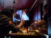 Die britische Hochzeit zwischen Prinz Harry und der US-Schauspielerin Meghan Markle wurde auf zahlreichen TV-Bildschirmen live mitverfolgt. (Bild: KEYSTONE/MARTIAL TREZZINI)