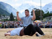 Armon Orlik der Sieger, Domenic Schneider auf dem Rücken: die Entscheidung am Glarner-Bündner Fest in Schwanden GL (Bild: KEYSTONE/GIAN EHRENZELLER)