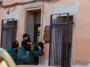 Beamte der spanischen Polizeieinheit Guardia Civil bei der Durchsuchung eines Hauses. (Bild: KEYSTONE/EPA EFE/MARIANO CIEZA MORENO)