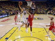 Immer einen Schritt zu spät: Houstons Schweizer Clint Capela (re.) kann Klay Thompson von den Golden State Warriors nicht stoppen (Bild: KEYSTONE/AP/MARCIO JOSE SANCHEZ)