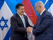 Nach den USA und Guatemala hat auch Paraguay seine Botschaft in Israel nach Jerusalem verlegt. Der Präsident des südamerikanischen Landes, Horacio Cartes (links), und Israels Ministerpräsident Benjamin Netanjahu nahmen an der Eröffnungszeremonie am Montag teil. (Bild: Keystone/EPA/SEBASTIAN SCHEINER / POOL)